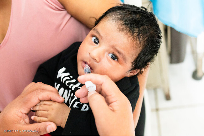 アルタベラパス県のプライマリ・ケア・センターで、5種混合ワクチン(ジフテリア・破傷風・百日咳・B型肝炎・インフルエンザB型)の予防接種を受けた生後2カ月のディランちゃん。(グアテマラ、2024年2月撮影) (C) UNICEF_UNI535065_Willoc