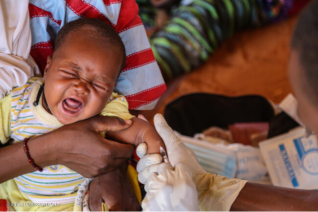 モプティの国内避難民キャンプで、生まれて初めて予防接種を受ける生後2カ月のスレイマンちゃん。(マリ、2024年4月14日撮影) (C) UNICEF_UNI554821_Keïta