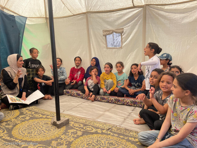 ラファにあるテントで、ユニセフの心のケアを受ける子どもたち。(ガザ地区、2024年4月3日撮影) (C) UNICEF_UNI551230_Eliean