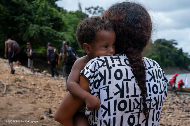 ダリエン地峡を横断し、一時移民受け入れセンターにたどり着いた親子。ユニセフは、身元確認や治療、カウンセリングなどの支援を提供している。(パナマ、2023年12月撮影) (C) UNICEF_UNI544136_Lepage