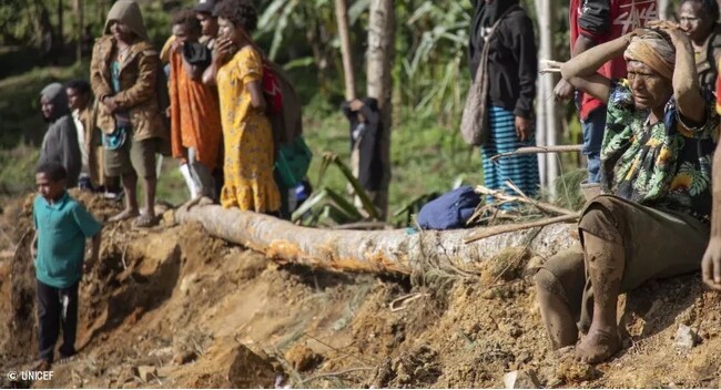 地すべりの甚大な被害を目の当たりにして、呆然と立ちつくす村人たち。(パプアニューギニア、2024年5月撮影) (C) UNICEF