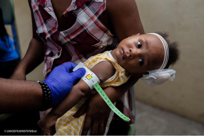 ユニセフが支援する移動式クリニックで、上腕計測メジャーを使った栄養検査を受ける子ども。(ハイチ、2024年4月撮影) (C) UNICEF_UNI557570_Erol