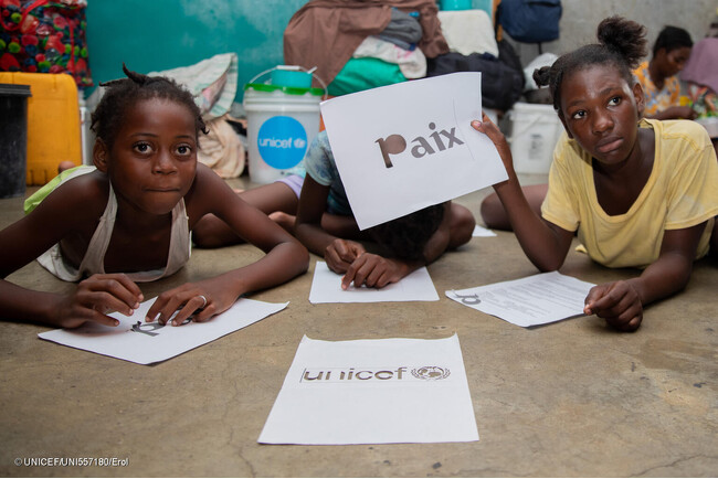 ユニセフによる心のケアと教育支援活動の一環で、制作した作品を見せる子どもたち。(ハイチ、2024年4月撮影) (C) UNICEF_UNI557180_Ero