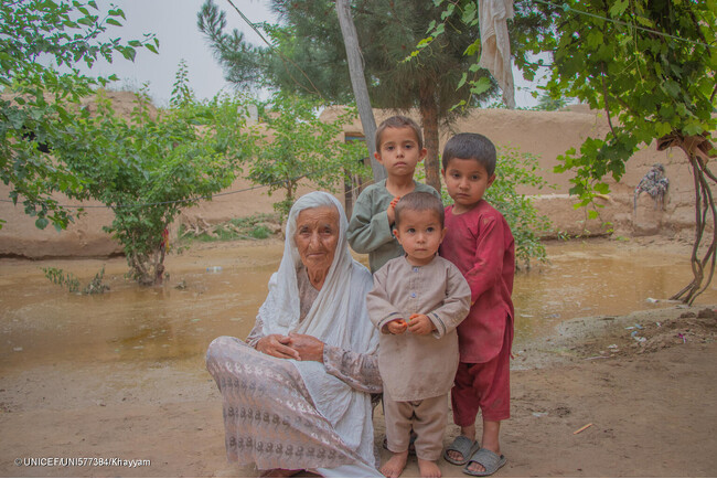 バグラーン州の村で被災した家族。洪水により子どもたちは怪我を負い、飼っていた羊はすべて流されてしまった。(アフガニスタン、2024年5月16日撮影) (C) UNICEF_UNI577384_Khayyam