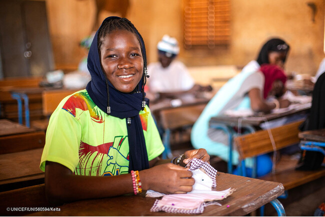 生理用ナプキンを手作りする14歳のウムさん。(マリ、2024年4月23日撮影) (C) UNICEF_UNI560594_Keïta