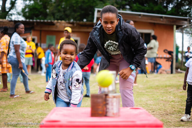 クワズール・ナタール州のデイケアセンターで行われた「遊びの力（Power of Play）」キャンペーンのイベントに参加する親子。(南アフリカ、2024年2月撮影) (C) UNICEF_UNI520426_Rautenbach