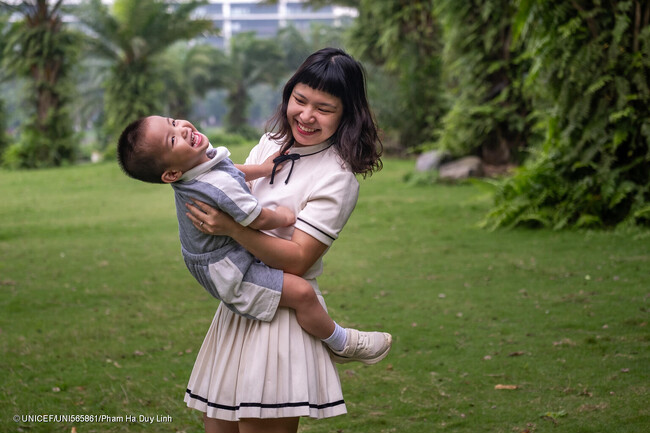 ハノイの農村部にある住宅街の公園で、母親と遊ぶ3歳のブイちゃん。(ベトナム、2024年4月撮影) (C) UNICEF_UNI565861_Pham Ha Duy Linh