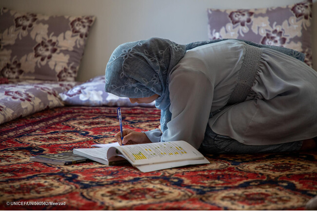 通学が禁止されてから3年が経つ中、自宅で家事をしながら英語の勉強を続ける16歳のザイナブさん(仮名)。「結婚した同級生の女の子もいます」と話す。(アフガニスタン、2024年6月8日撮影) (C) UNICEF_UNI590562_Meerzad