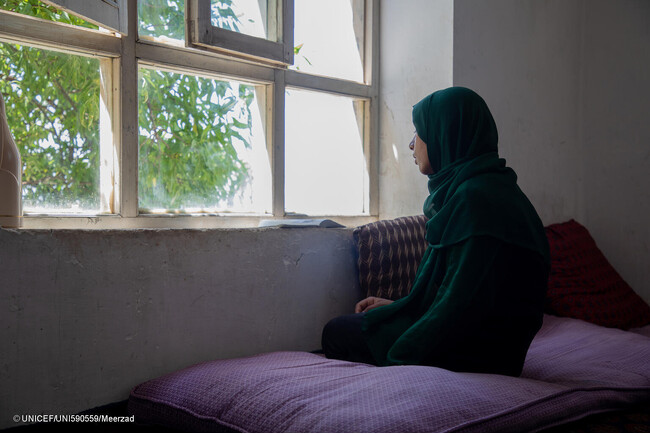 小学校卒業後、学校に通えない13歳のフェルザナさん(仮名)。「男の子が通学しているのを見るたび、悲しい気持ちになります」と話す。(アフガニスタン、2024年6月津8日撮影) (C) UNICEF_UNI590559_Meerzad