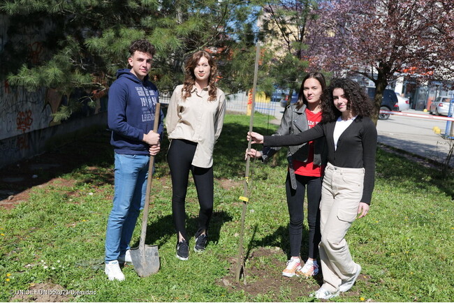 トゥズラ州で、環境問題についての啓発活動の一環で、木を植える若者たち。「私たちの健康は危機に瀕しています。大気汚染に対する行動計画が必要です」と話す。(ボスニア・ヘルツェゴビナ、2024年3月撮影) (C) UNICEF_UNI552823_Djemidzic