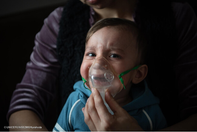 大気汚染の原因となっている発電所近くに暮らす1歳のケナンちゃん。大気汚染による深刻な影響を受けている自治体では、看護師が各家庭を訪問している。(コソボ、2024年3月撮影) (C) UNICEF_UNI552860_Karahoda