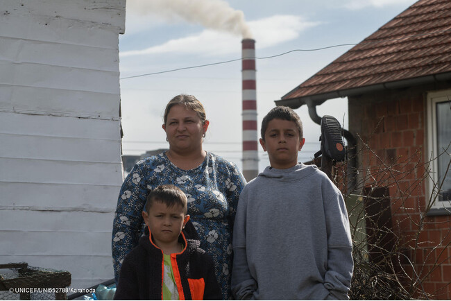 大気汚染の原因となっている発電所近くに暮らす家族。5歳の子どもは病気により、高頻度で病院を訪れている。(コソボ、2024年3月撮影) (C) UNICEF_UNI552788_Karahoda