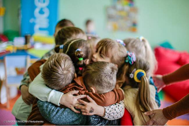 リヴィウで、ユニセフの就学前教育を受ける子どもたち。(ウクライナ、2024年4月撮影) (C) UNICEF_UNI592691_Yevtushenko