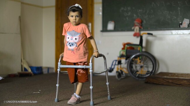 自宅で寝ている間に爆撃に遭い、右脚を切断された4歳のシラちゃん。両親と3人の姉妹を失い、今は祖母や叔母とともに学校に避難している。(ガザ地区、2024年5月24日撮影) (C) UNICEF_UNI589800_Subieh