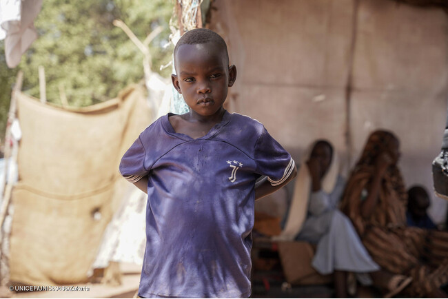 北ダルフールのエルファーシルで起きた武力衝突によって、家族と避難している男の子。(スーダン、2024年5月3日撮影) (C) UNICEF_UNI569486_Zakaria