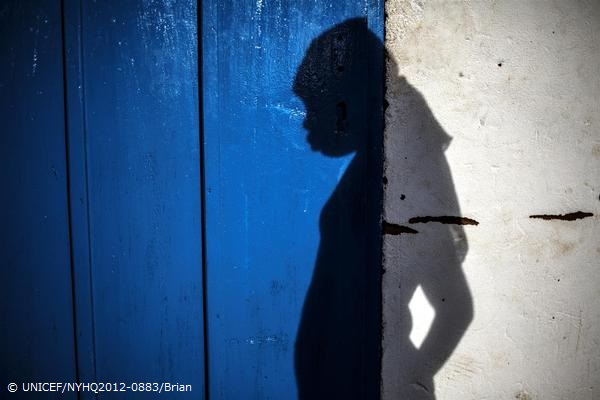 武装勢力に徴用された後、何度も性的虐待を受けていた16歳の女の子。現在は解放され、ユニセフの支援の元、職業訓練を受けている。（中央アフリカ共和国）© UNICEF/NYHQ2012-0883/Brian Sokol