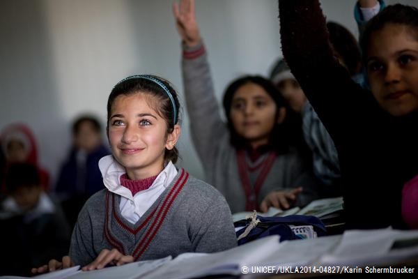 イラクの避難民キャンプにある学校で授業を受ける少女　© UNICEF/UKLA2014-04827/Karin Schermbrucker