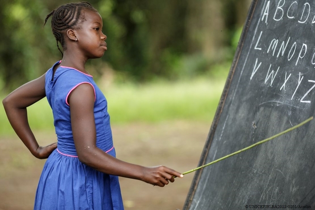 黒板の文字を読む女の子（シエラレオネ）© UNICEF/SLRA2013-0251/Asselin