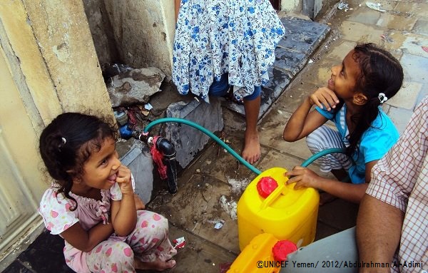 水を汲む女の子たち　©UNICEF Yemen/2012/Abdulrahman Al-Adimi