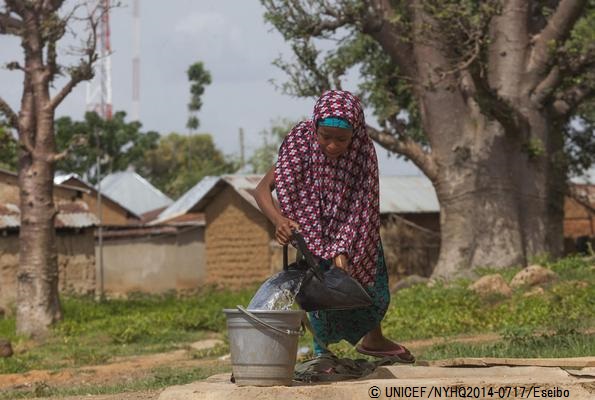 毎朝水を汲みに行って、家のタンクに溜めるのが日課だと語る、12歳の少女。© UNICEF/NYHQ2014-0717/Eseibo