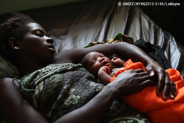 ユニセフが支援する病院で眠る赤ちゃんと母親（ギニア・ビザウ）© UNICEF/NYHQ2012-2146/LeMoyne
