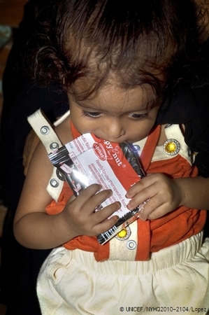 病院ですぐ口にできる栄養治療食を食べる子ども（イエメン）© UNICEF/NYHQ2010-2104/Lopez