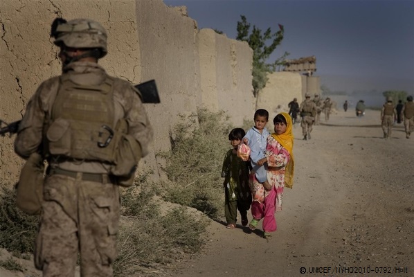 軍がパトロールする道を歩くアフガニスタンの子ども © UNICEF/NYHQ2010-0792/Holt