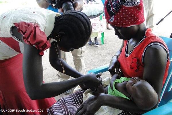 予防接種を受ける子ども　©UNICEF South Sudan/2014