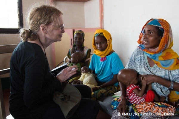 栄養不良の治療を受ける子どもや母親と面会。© UNICEF/NYHQ2014-0884/Bindra