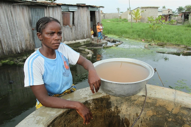 ©UNICEF/NYHQ2010-2507/Asselin この女性はこの水を飲料水・生活用水として利用している（ベニン）