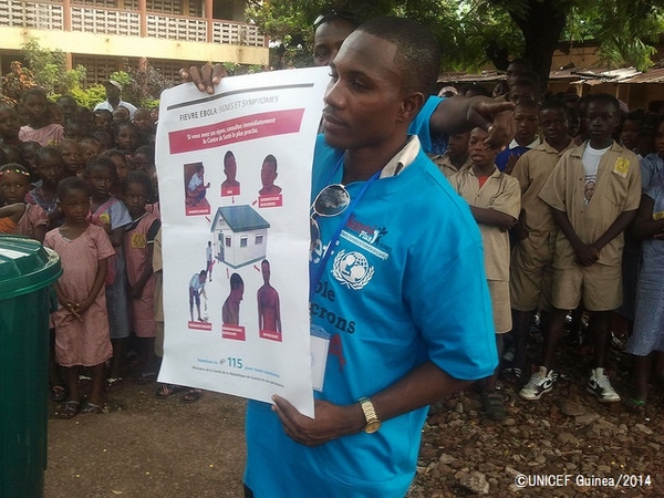 ユニセフは学校でエボラ熱に関する授業を実施。（ギニア）©UNICEF Guinea/2014