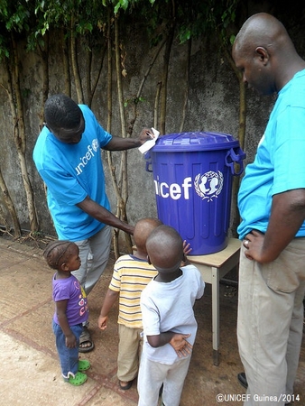 ユニセフは学校で啓発活動を行い、エボラ熱を予防する方法を子どもたちに広めている。（ギニア）©UNICEF Guinea/2014