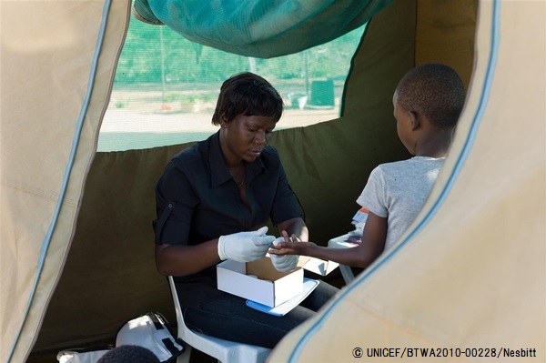 HIV検査を受ける少女。（ボツワナ）© UNICEF/BTWA2010-00228/Nesbitt