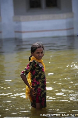 洪水で浸水した道を歩く少女（パキスタン）© UNICEF/NYHQ2011-1419/Zaidi