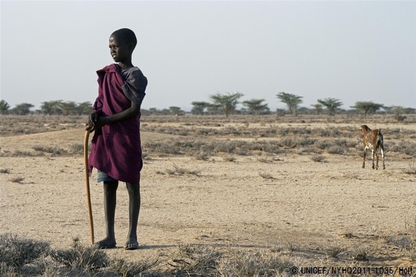 家畜の世話をする男の子（ケニア）© UNICEF/NYHQ2011-1035/Holt