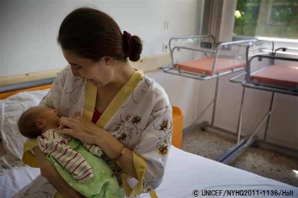 病院で赤ちゃんをあやす母親。（ルーマニア）© UNICEF/NYHQ2011-1136/Holt