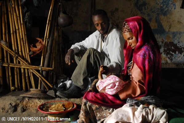 赤ちゃんに母乳をあげる母親と見守る父親。（エチオピア）© UNICEF/NYHQ2011-1258/Lemma