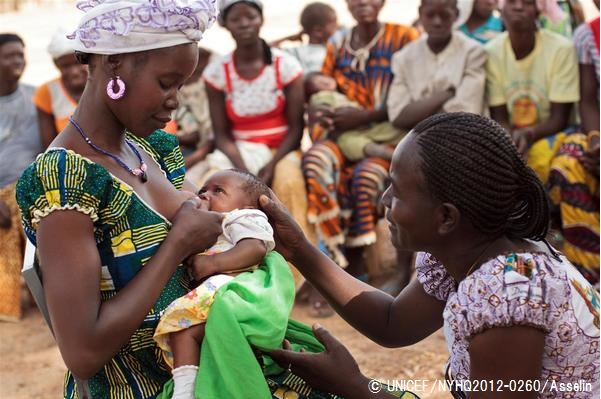 保健員から母乳育児の方法を教わる母親。（ブルキナファソ）© UNICEF/NYHQ2012-0260/Asselin