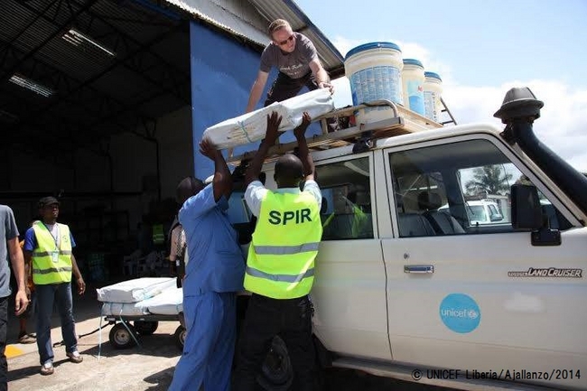 ユニセフは緊急支援物資を提供し、保健省やパートナー団体と協力して支援活動を実施。© UNICEF Liberia/Ajallanzo/2014