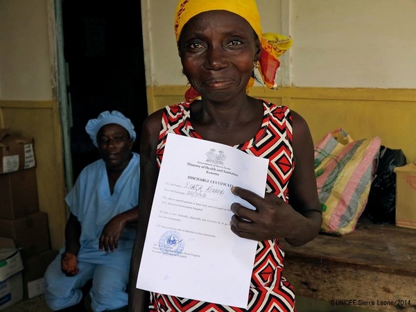 エボラ出血熱から回復し、退院証明書を見せる女性。©UNICEF Sierra Leone/2014
