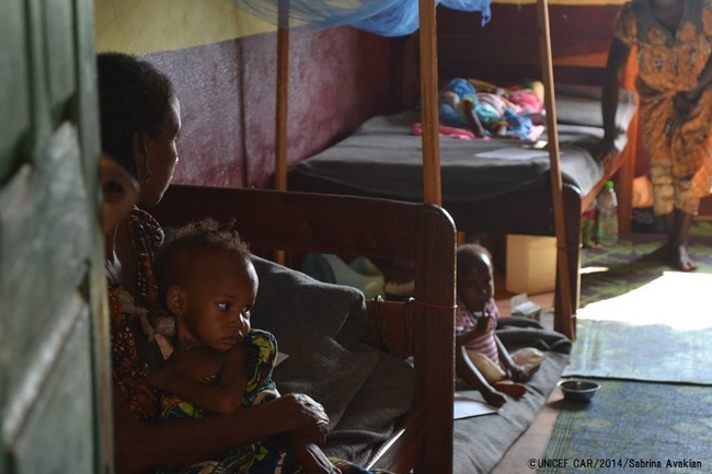 Yalokéの病院で治療を受ける子ども。©UNICEF CAR/2014/Sabrina Avakian