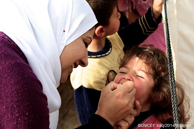 ポリオの予防接種を受ける女の子。©UNICEF Iraq/2014/Brecher