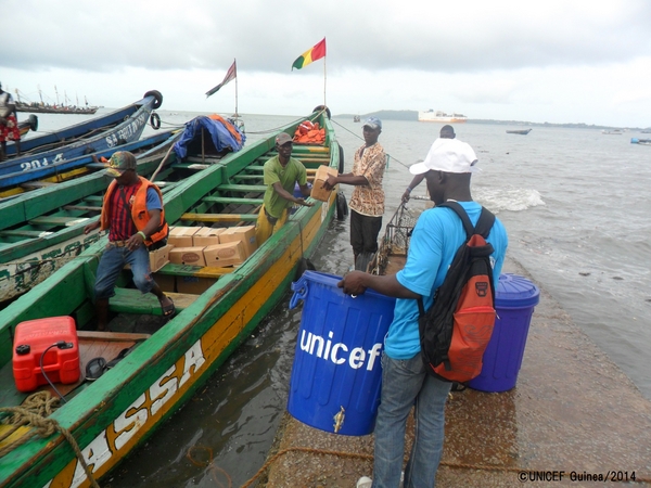 支援物資を持って離れた島へエボラの啓発活動に向かうユニセフ・スタッフ。（ギニア）©UNICEF Guinea/2014