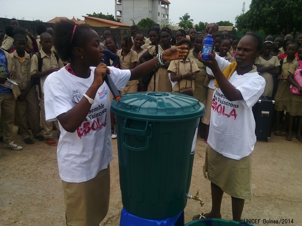 パートナー団体と協力して、コナクリ中の学校でエボラの予防法を広める啓発活動を実施。（ギニア）©UNICEF Guinea/2014