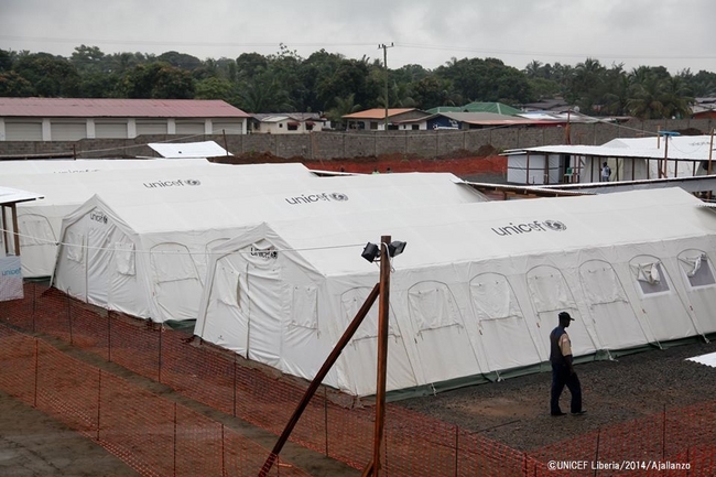 ユニセフはエボラに感染した人の治療を行うため、テントやマットなどの物資を提供。©UNICEF Liberia/2014/Ajallanzo