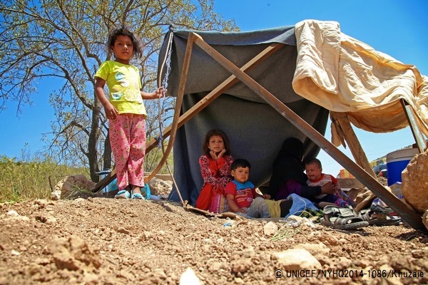 国内避難民キャンプの付近で、仮のテントの下で休息を取る母親と4人の子どもたち。暴力から逃れるため、家族で避難してきた。© UNICEF/NYHQ2014-1086/Khuzaie