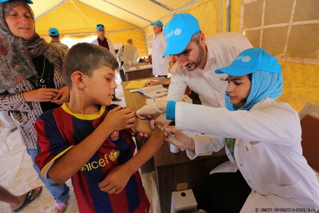 はしかの予防接種を行うユニセフスタッフ（イラク）© UNICEF/NYHQ2013-0569/Aziz
