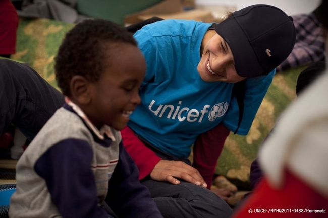 ユニセフが支援する「子どもにやさしい空間」で子どもと話をするスタッフ（チュニジア）© UNICEF/NYHQ2011-0488/Ramoneda