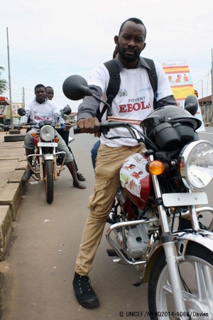 オートバイによる広報活動で、エボラの症状や予防法を伝えている。© UNICEF/NYHQ2014-1066/Davies