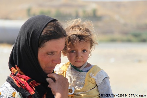 幼い子どもを抱いて避難するヤズディ教徒の女性。© UNICEF/NYHQ2014-1247/Khuzaie